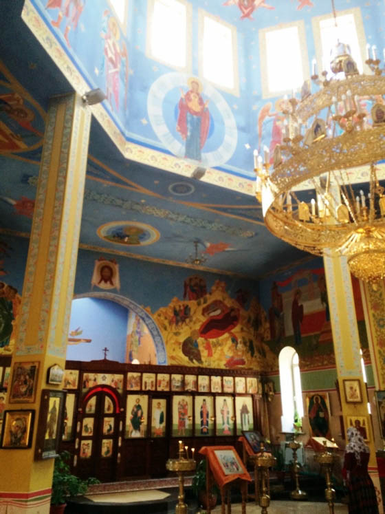Внутри православного храма в Грозном